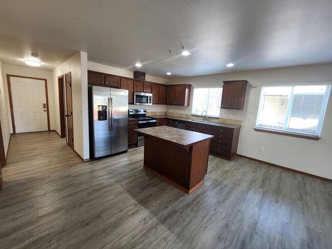 Building Photo - Beautiful 3-Bedroom Home in Spanaway – App...