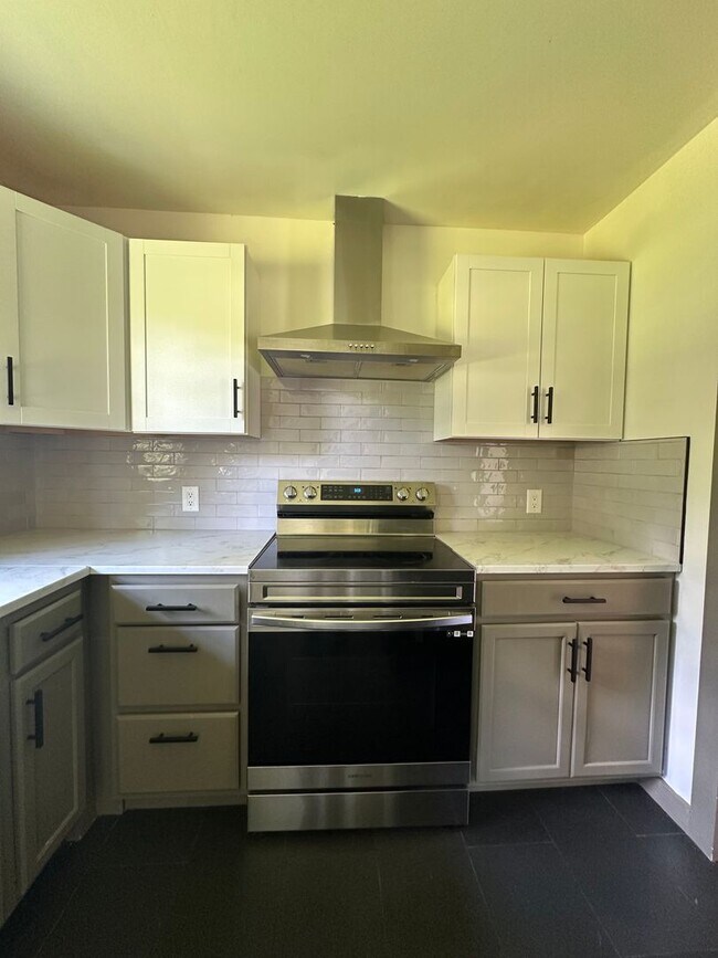 Building Photo - Updated 3 Bedroom House on the Eastside