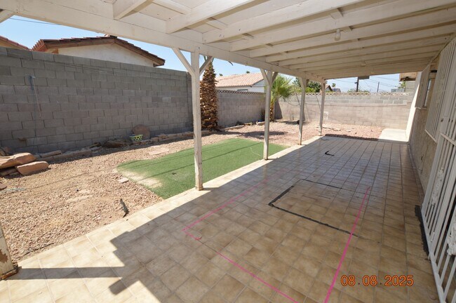 Building Photo - 2108 Mariposa Ave