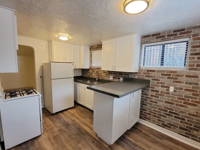 Building Photo - One Bedroom - Garfield District - Classic ...