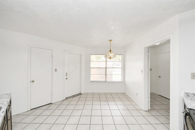 Building Photo - 13610 Piney Oaks Dr