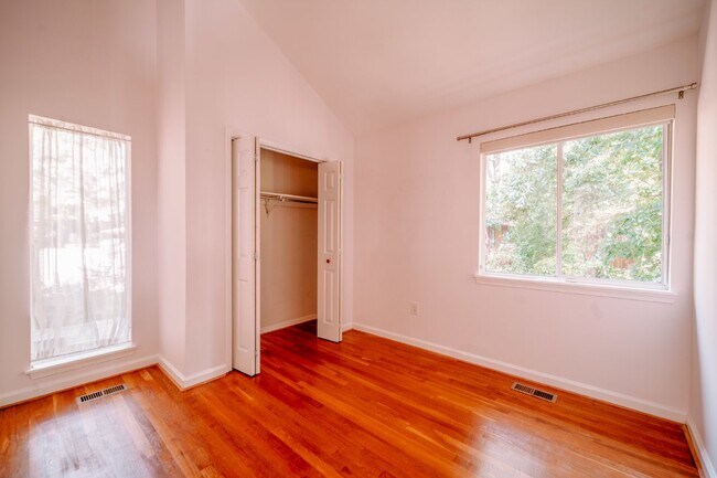 Building Photo - Spacious 5-Bedroom End-Unit Townhome in Reston with 3 Finished Levels, Renovated Kitchen & Fenced...