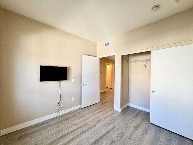 Building Photo - Beautifully Updated Downstairs 3-Bedroom, ...