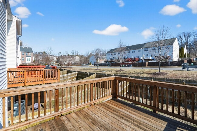 Building Photo - Welcome to a gorgeous end unit townhouse, located in the Heather Hills community.