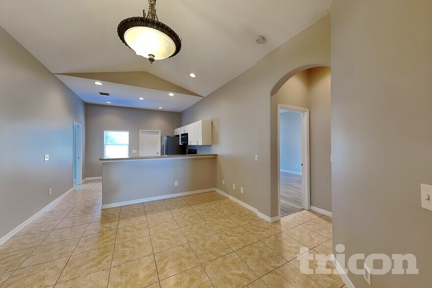 Building Photo - 13305 Silvercreek Dr