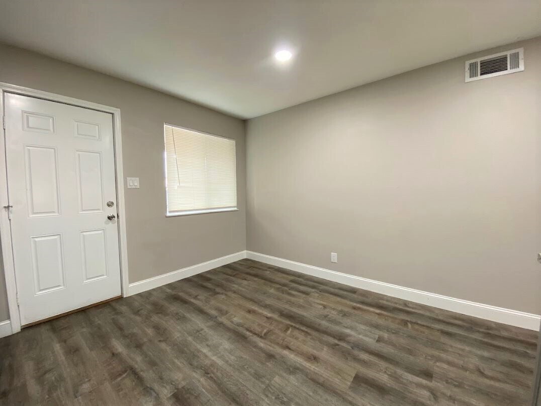 Building Photo - 809 E Bellevue Rd