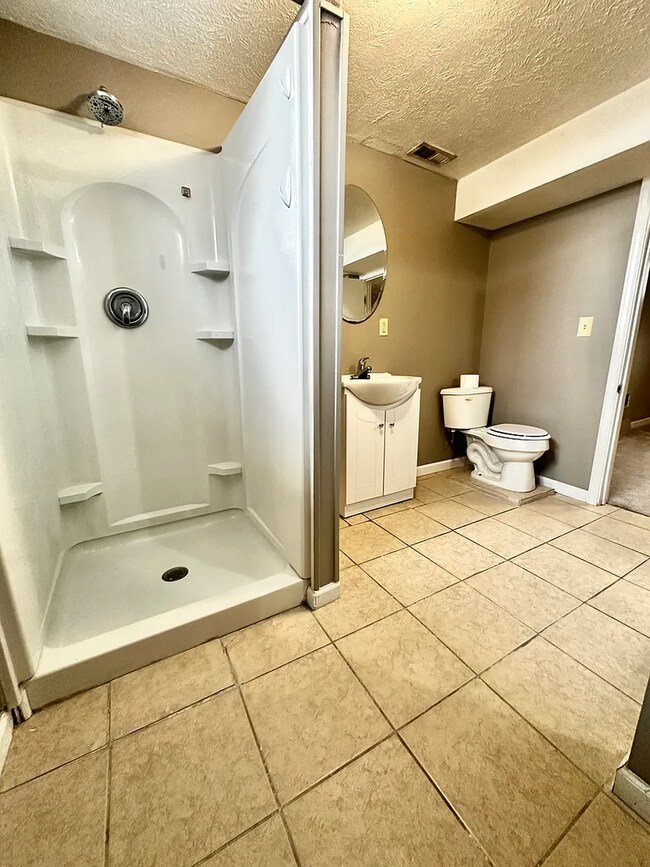 Building Photo - Spacious 3 Bed Home with Finished Basement & Hardwood Floors