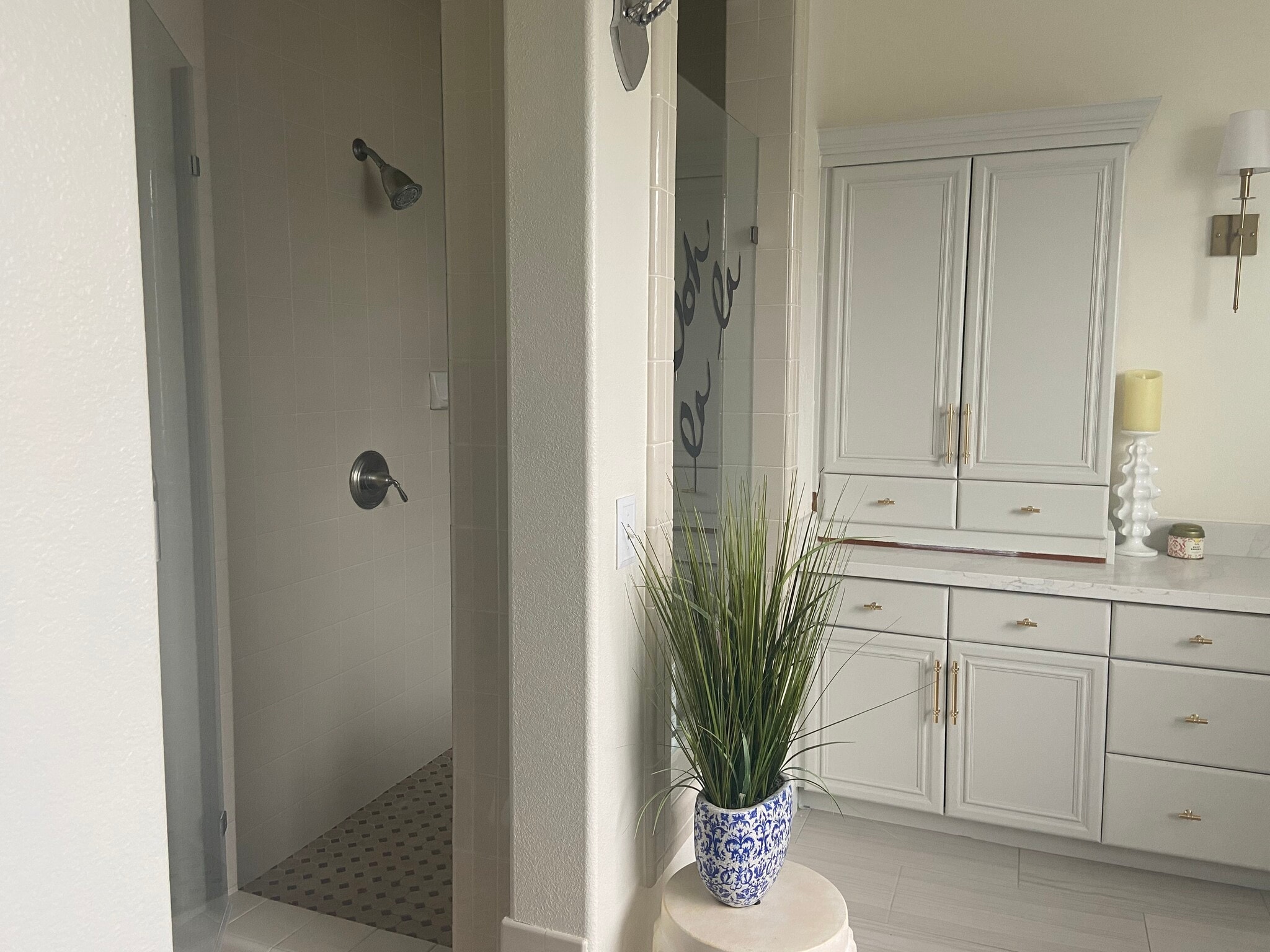 Owner's main bathroom - 2070 Katnich Ln