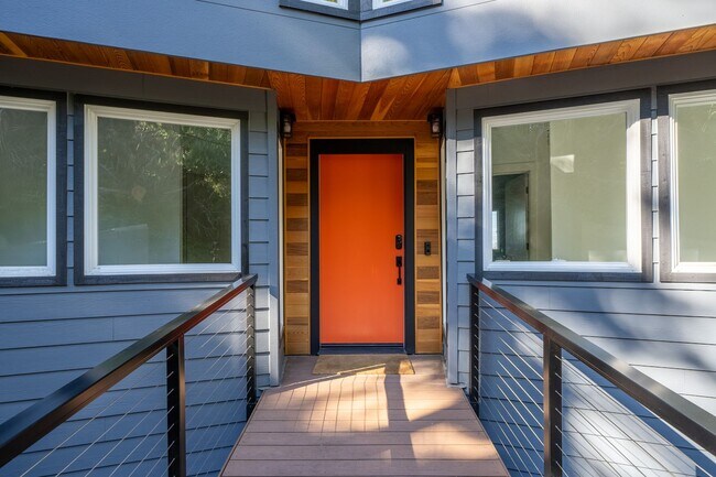 Building Photo - Sleek, spacious 3-bdrm/2.5-bath contemporary in SW Hills. Office, wine cellar, views, near Washin...