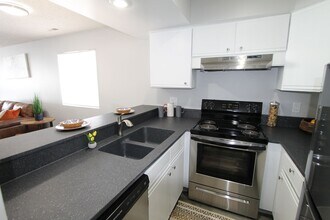 Building Photo - Large 2 bedroom 2 bathroom with balcony an...