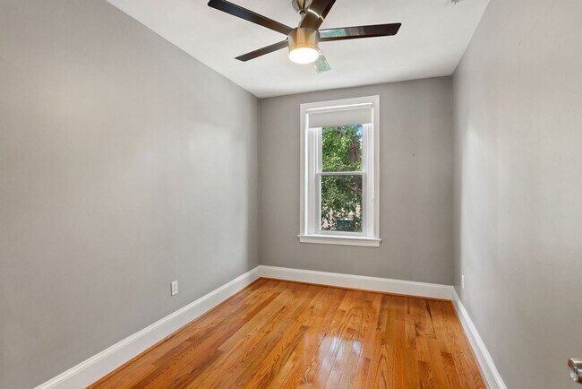 Building Photo - Available Now! 5 Minute Walk From Nats Par...