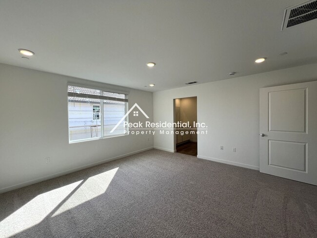 Building Photo - Newer Sacramento 4bd/2.5ba Home!