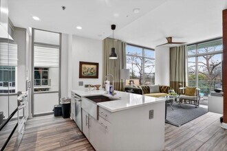 Building Photo - 905 Juniper St NE