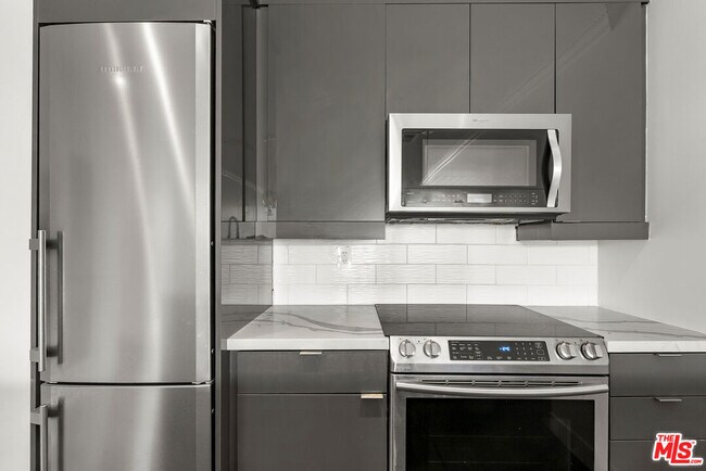 Building Photo - 740 Kings Rd