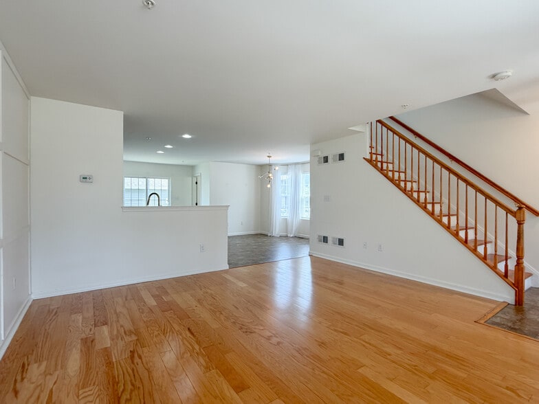 Building Photo - 900 Cadwell Ln