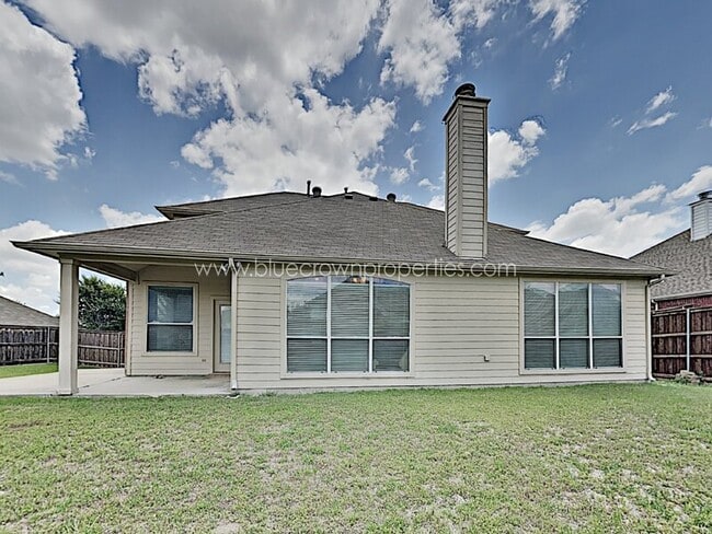 Building Photo - 2440 Kingsley Dr