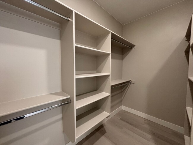 Building Photo - SPACIOUS HOME FOR RENT!