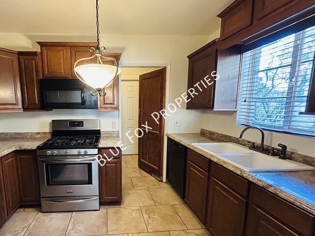 Building Photo - 3021 E Linden St