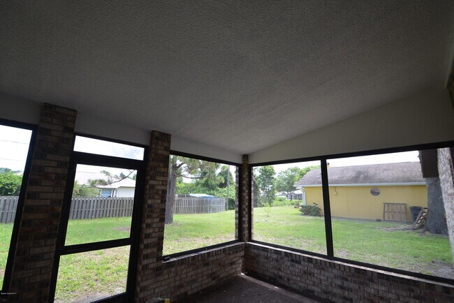 Building Photo - 131 Hammock Rd SE