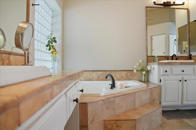 Building Photo - 1909 E Coral Tree Dr