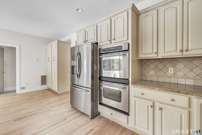 Building Photo - 665 River Rd