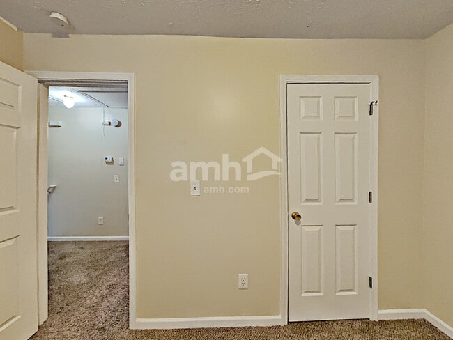 Building Photo - 2646 Lake Park Bnd