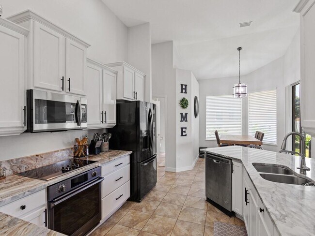 Building Photo - 6420 Parklane Ct