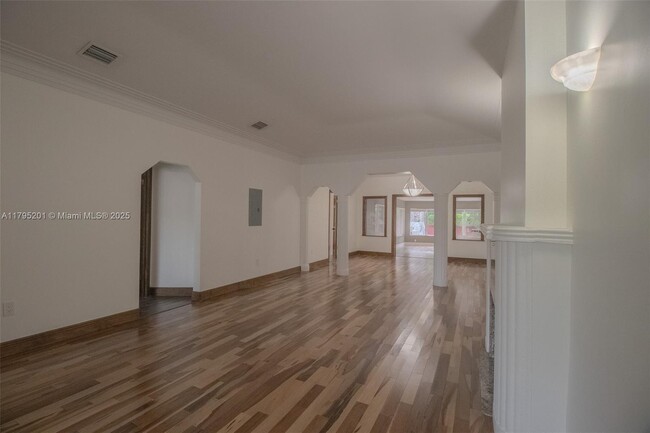Building Photo - 3722 Royal Palm Ave