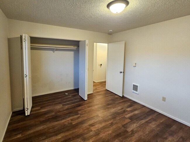 Building Photo - 506 NE Dallas Ct