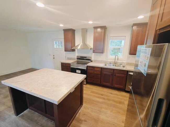 Building Photo - 824 S 1st St