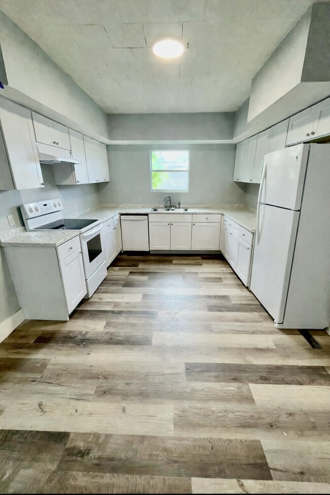 Building Photo - Beautifully Remodeled 4BR/2BA Lakeland Home NO APPLICATION FEE!
