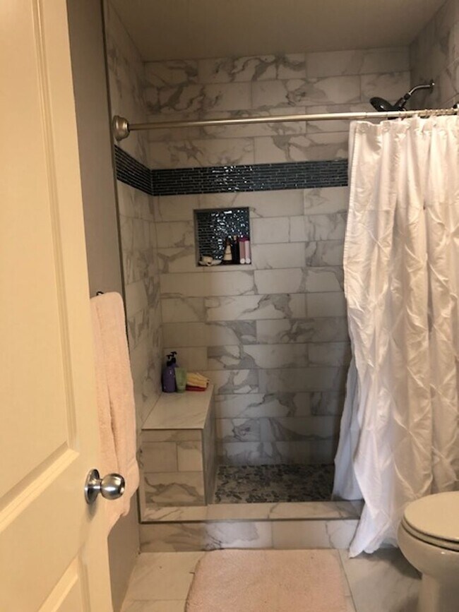 Building Photo - 3 Bedroom, 2.5 Bath home in Windshire Neig...