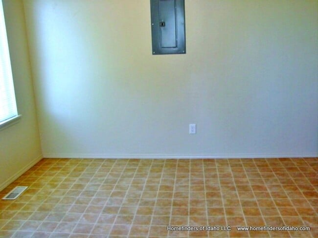 Building Photo - Beautiful 2-Story Row Home! Lawn Maintained!