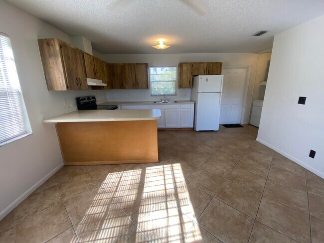 Building Photo - 1104 NE 3rd Ave