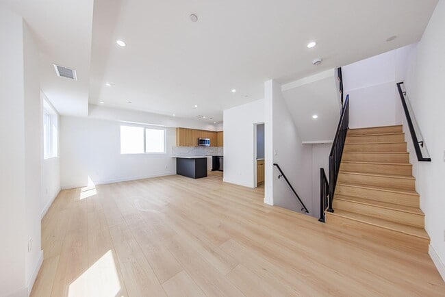 Building Photo - 2847 S Victoria Ave