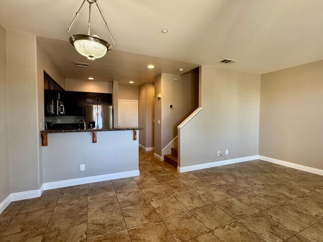 Building Photo - 3 Bed 2.5 Bath plus extra room Townhouse Style Condo / Attached 2 Car Garage