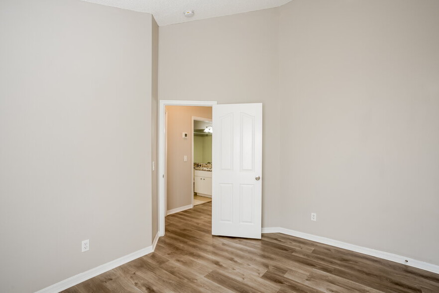 Building Photo - 10270 Oasis Palm Dr
