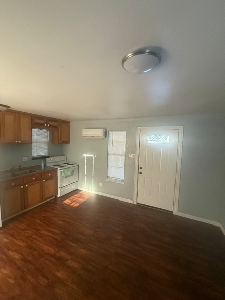 Building Photo - 2538 W Van St