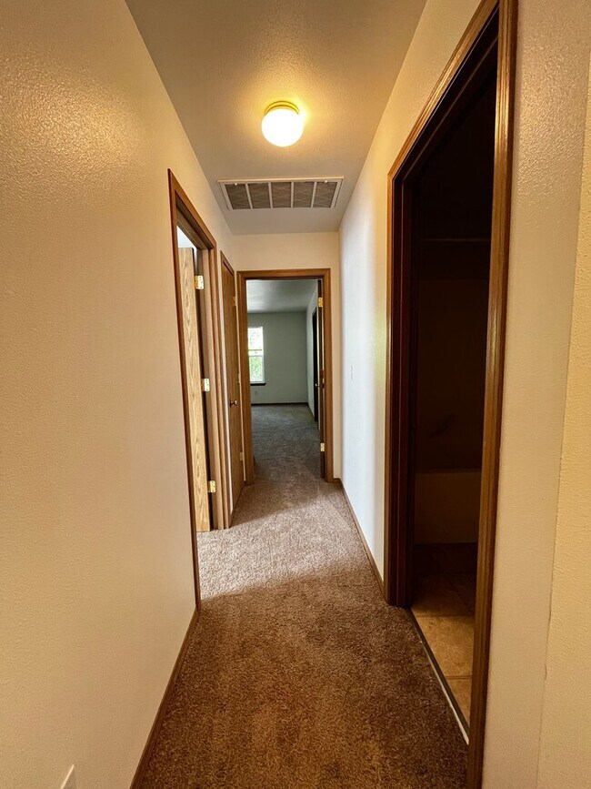 Building Photo - Gorgeous House in a Family-Friendly neighb...