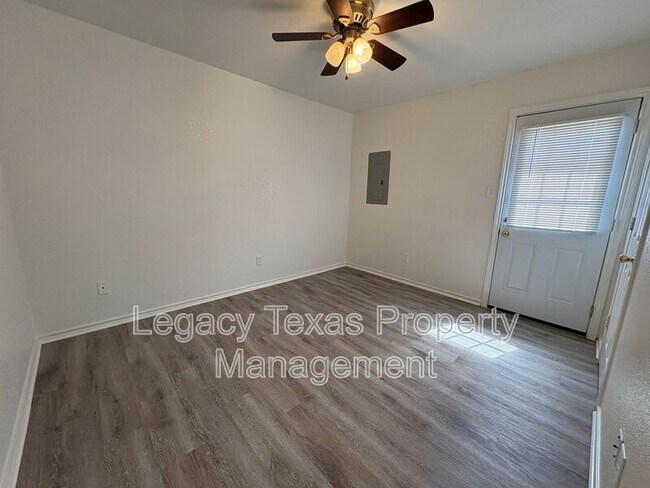 Building Photo - 404 N Anglin St