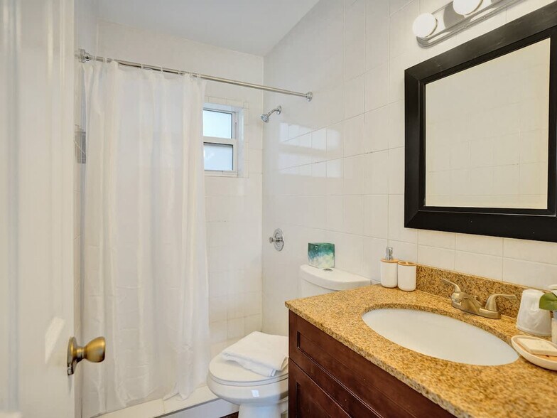 Building Photo - 3208 NE 9th St