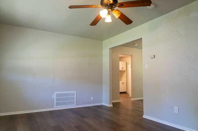 Building Photo - NEWLY RENOVATED 2 BEDROOM HOME!