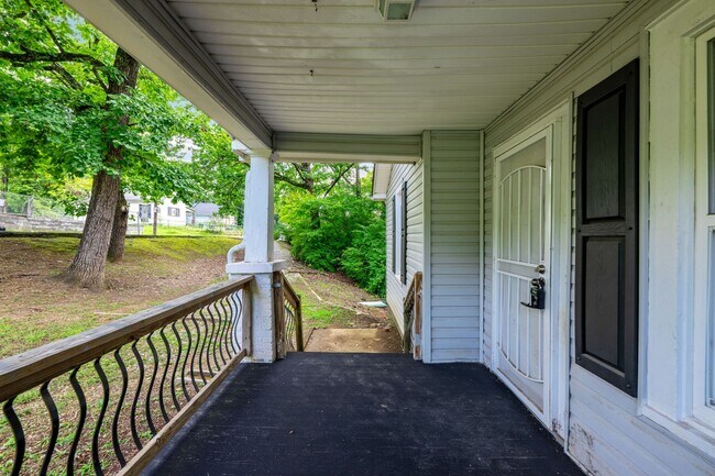 Building Photo - 4802 Oakland Ave
