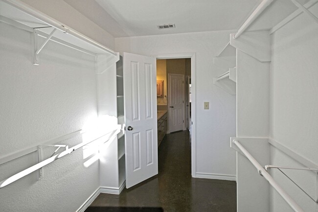 Building Photo - 2223 Sun Chase Blvd