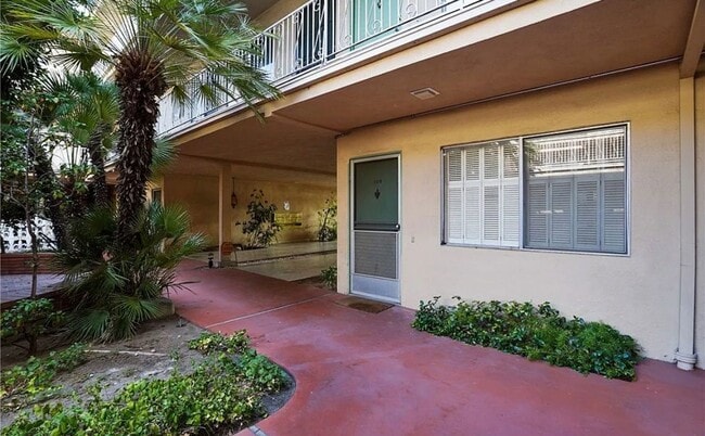 Building Photo - 215 N Kenwood St