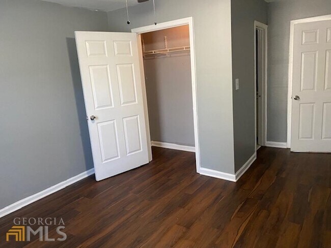 Building Photo - 221 Banberry Dr SE