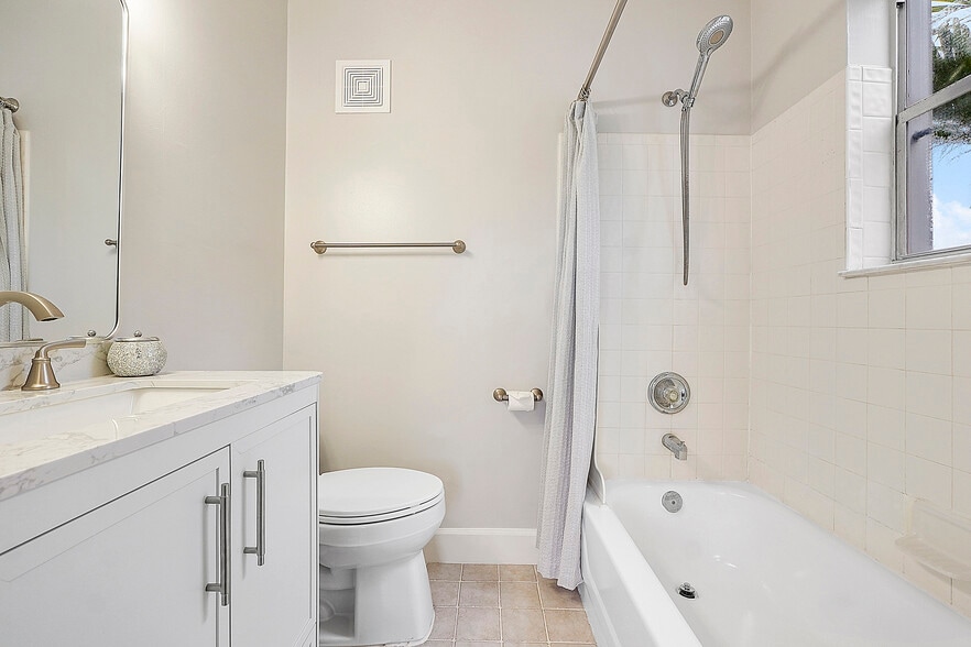 Building Photo - 2757 NE 15th St