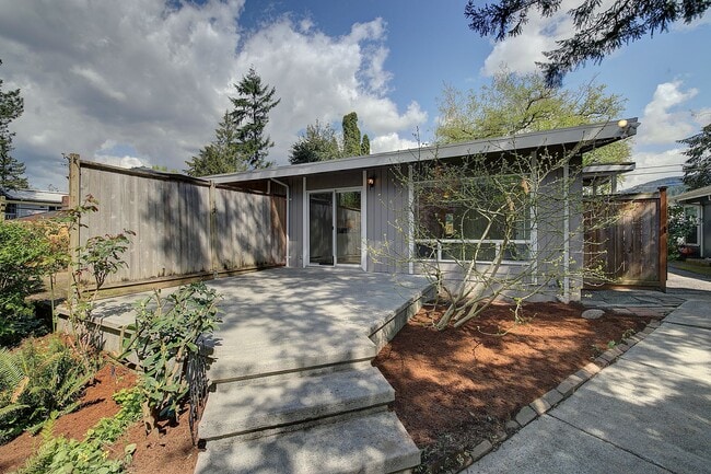 Building Photo - 2Bd/1Ba Issaquah Duplex