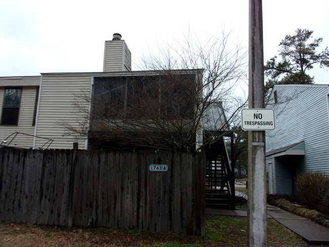 Primary Photo - Crompton ct