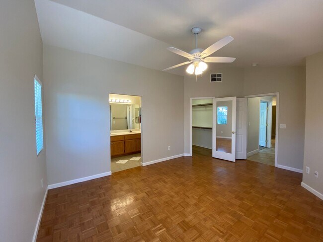 Building Photo - Great Location/Cozy Fireplace/Laguna Creek